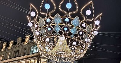 London Christmas Sparkle Walking Tour Small Group - Where it starts: Cafe Nero and a central, walkable route
