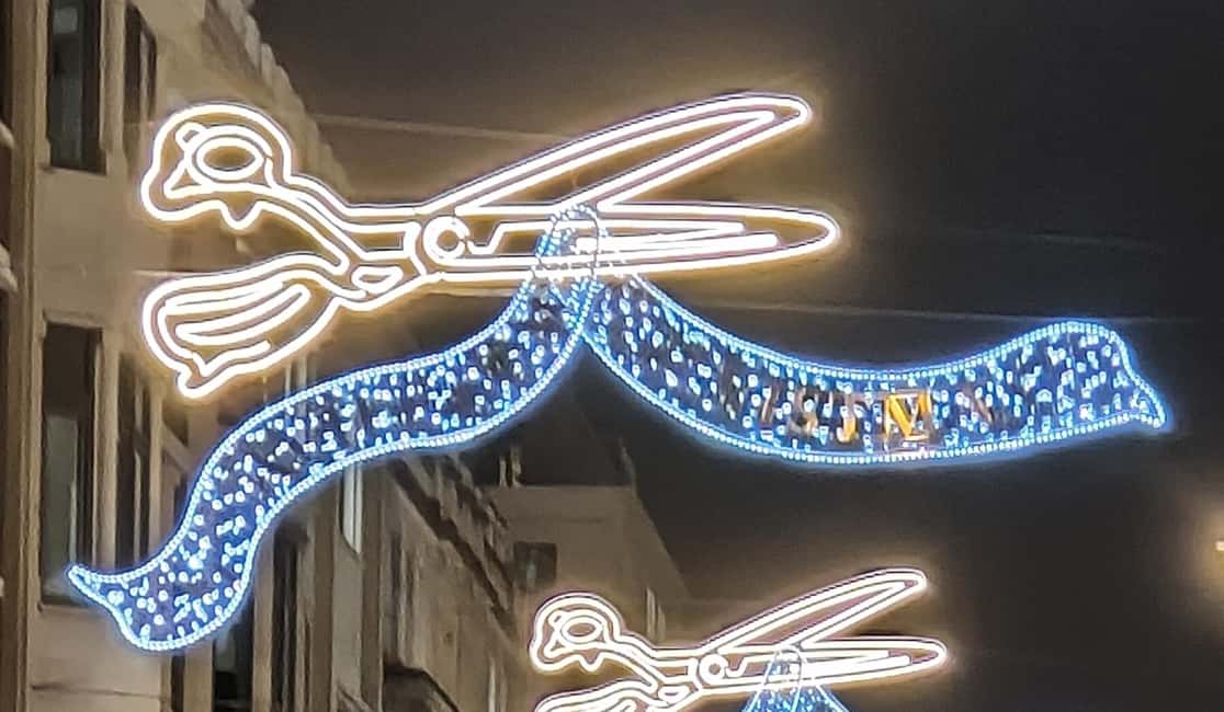 London Christmas Sparkle Walking Tour Small Group - Carnaby and Covent Garden: lights plus shopping energy