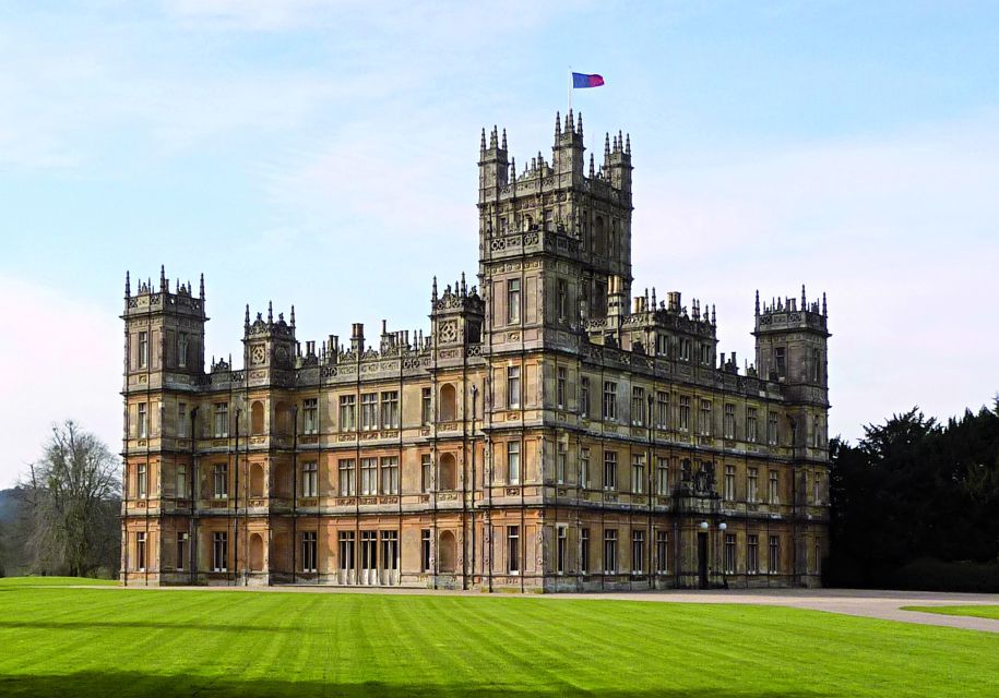 London: Downton Abbey Countryside Black Taxi VIP Tour - Matthew Crawley’s House, the Hospital, and the Church Stops
