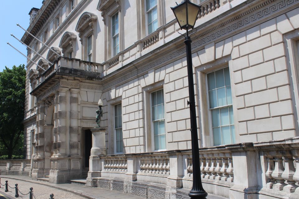 London: Downton Abbey Guided Walking Tour - Edith’s Steps and the Pregnancy Discovery: Following the Story Through Blocking