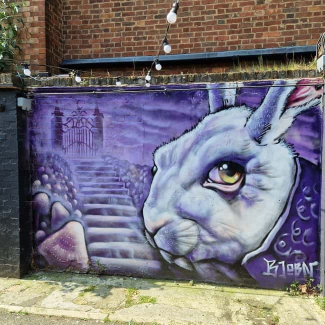 London: East End Instagrammable Street Art & Graffiti Tour - art’otel London Hoxton and the New Inn Broadway Shakespeare surprise
