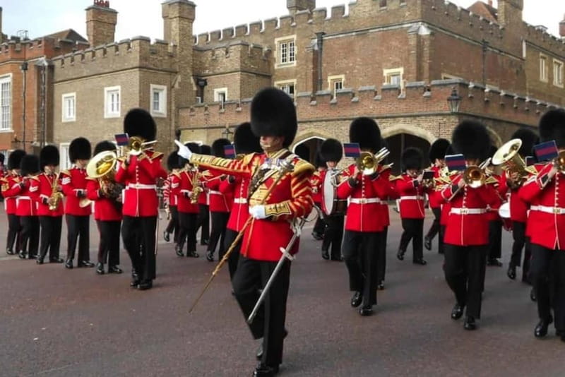 London: Essential Tour and Changing of the Guard, in Spanish - Key points you’ll care about