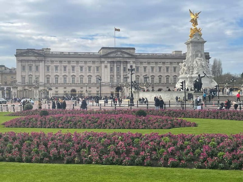London: Essential Tour and Changing of the Guard, in Spanish - A 2.5-hour Spanish walking tour that actually feels doable