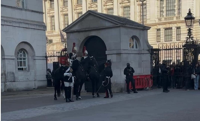 London: Essential Tour and Changing of the Guard, in Spanish - Whitehall and Horse Guards Parade: tradition you can see up close