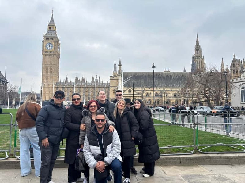 London: Essential Tour and Changing of the Guard, in Spanish - Big Ben by Westminster Abbey: where photos meet royal milestones