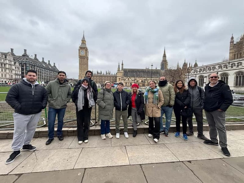 London: Essential Tour and Changing of the Guard, in Spanish - Finding the meeting spot: Nelson’s Column with a yellow umbrella