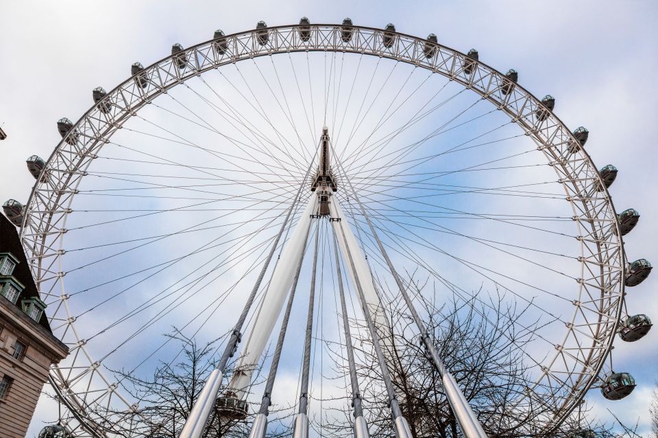 London Eye Private Capsule Experience for Couples or Groups - Entering Through Fast Track and Meeting Your Host