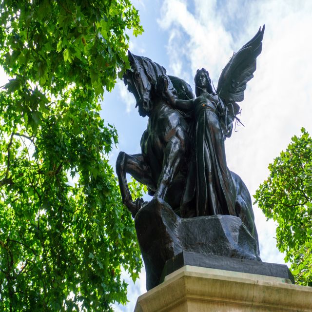 London Family-Friendly Walking Tour with Fun Activities - Meeting at Guards Crimean War Memorial: fast orientation in a tough part of London