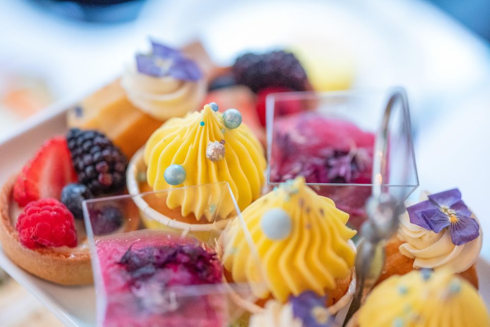 London: Gin and Afternoon Tea Bus Tour with Audio Guide - Your Route: From Victoria Coach Station or Trafalgar Square to Westminster Abbey and the London Eye