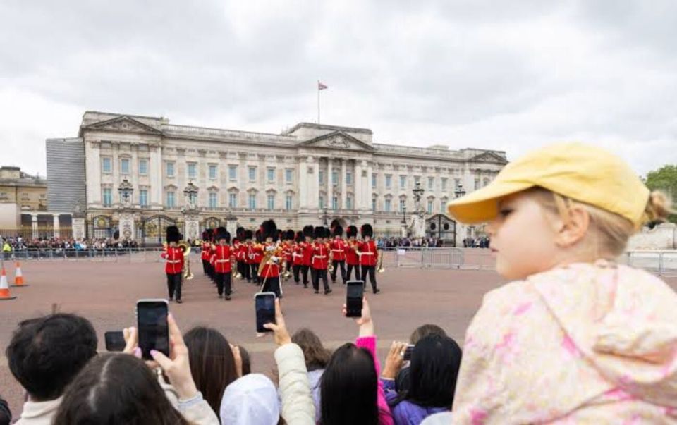 London: Guided Walking Tour with Changing Of The Guard - Key highlights to look for
