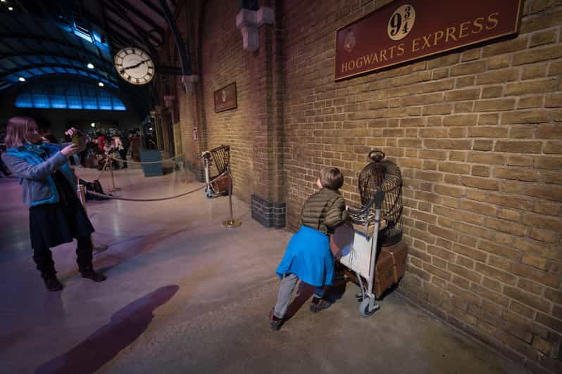 London: Harry Potter Inspirations and Locations Tour - House of Spells: shopping with a discount code (and a real break)