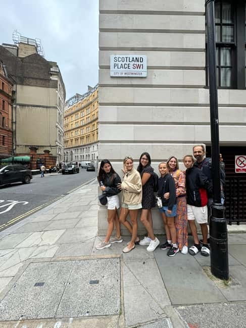London: Harry Potter Tour in English, discover spells and secrets! - Why this Harry Potter walk starts at Piccadilly Circus and Boots