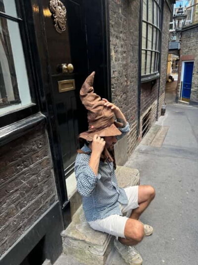 London: Harry Potter Tour in English, discover spells and secrets! - Piccadilly Circus and Leicester Square: sneaking vibes and premiere energy