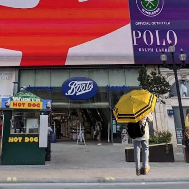 London: Harry Potter Tour in English, discover spells and secrets! - Trafalgar Square and the walk toward the Ministry entrance
