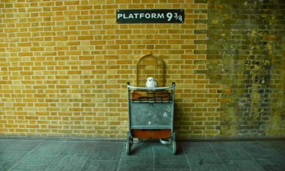 London: Harry Potter Tour, River Cruise & The London Dungeon - King’s Cross meeting point: Platform 9 3/4 photos without wasting time