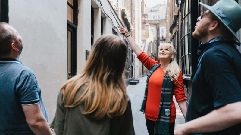 London: Harry Potter Walking Tour (& Bottle of Butterbeer) - Borough Market: the Leaky Cauldron entrance in everyday London