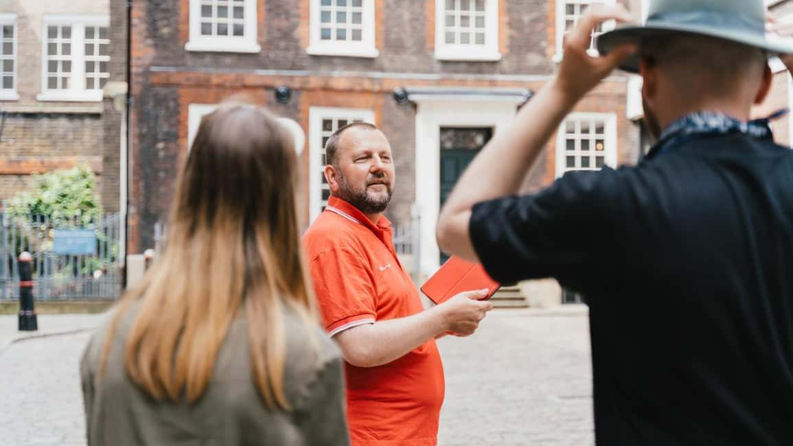 London: Historic City Walking Tour(& Rooftop Garden Access<em>) – Quick reasons to pick this City of London walk’ /></p>
<ul>
<li><strong>Roman to modern route</strong>: you connect the City’s ancient boundaries and crossings to today’s skyline.</li>
<li><strong>Big names, small pauses</strong>: stops like Ye Olde Cheshire Cheese and St Paul’s balance landmark time with street-level detail.</li>
<li><strong>London Bridge vs Tower Bridge</strong>: you don’t just see them—you learn why they feel so different.</li>
<li><strong>Money and power landmarks</strong>: Bank of England vaults and the Royal Exchange come with clear context.</li>
<li><strong>Tower of London storytelling</strong>: fortress life, royal use, and the darker side of the city all show up in one walk.</li>
<li><strong>Garden at 120 views (Sun/Mon)</strong>: skyline views land as a reward, not an afterthought.</li>
</ul>
<h2 id="the-city-of-london-walk-that-links-roman-streets-to-today">The City of London walk that links Roman streets to today</h2>
<p><img width="1155" height="650" decoding="async" src=