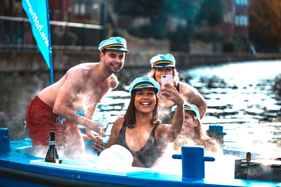 London: Hot Tub Boat Guided Historical Docklands Cruise - The 75-minute flow: from check-in to cruising past Canary Wharf