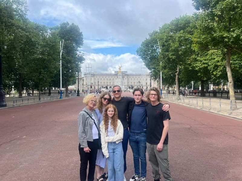 London: Iconic London Taxi Tour - Private 3 hour tour - How the day flows: from quick photos to guided walking moments