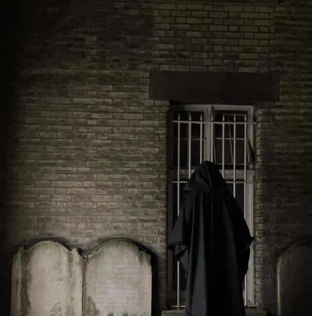 London: Jack the Ripper Tour and Underground Prison in Spanish - A rare Spanish Jack the Ripper story, with a real underground twist