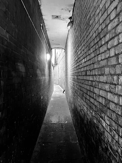 London: Jack the Ripper Tour and Underground Prison in Spanish - Liverpool Street Station and the subway segment: the tour’s signature move