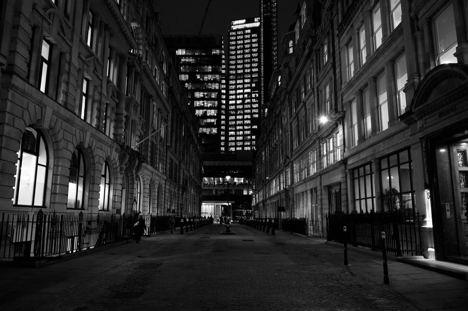 London: Jack the Ripper Tour and Underground Prison in Spanish - Little Britain: body snatchers, torture, hospitals, and the story of the prisons