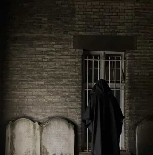 London: Jack the Ripper Tour and Underground Prison in Spanish - Smithfield Market: shifting from prison darkness to the surrounding city web