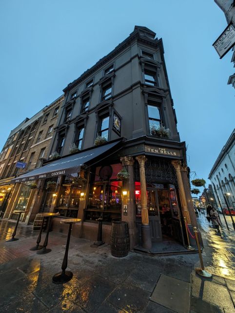 London: Jack the Ripper Tour in Spanish - Goulston Street and Lilian Knowles House: where the photos and replicas add punch