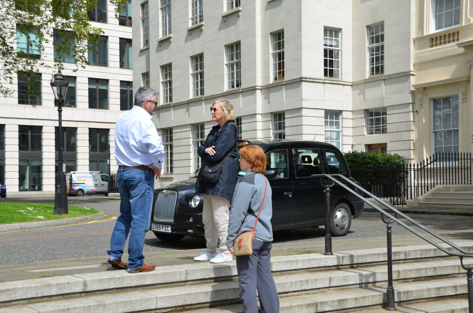 London: James Bond Shooting Locations Tour by Black Taxi - Cars, shopping details, and the martini bar moment