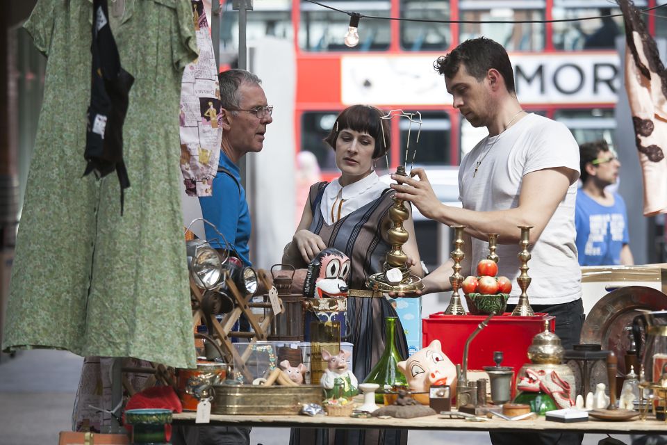London: Markets, Street Art, and Camden Town Walking Tour - A Tube moment between neighborhoods: why the metro ride keeps the pace