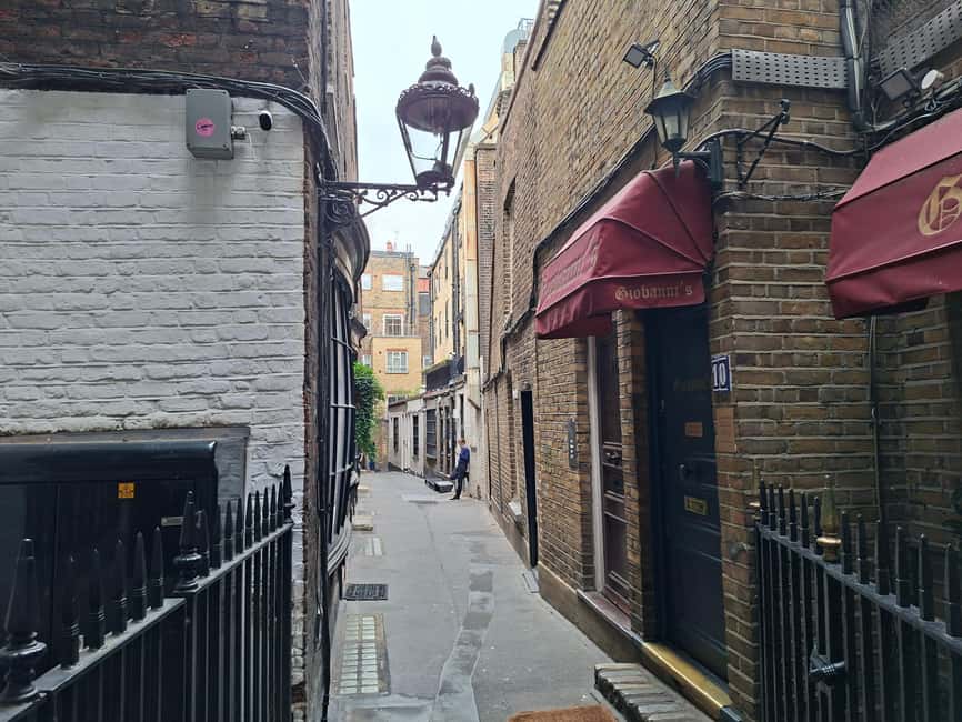London: Mary Poppins Walking Tour - The Mary Poppins knowledge check (Leery, catchphrases, and playful learning)