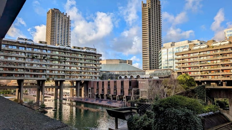 London: Modern Architecture & Building Guided Walking Tour - Ending at the NLA: free skyline models and a smart final hour-moment