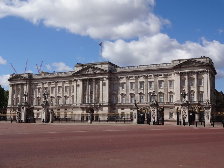 London Must-See 3 Hours Walking Tour - St James’s Palace and Buckingham Palace: royal London, with guard moments when possible