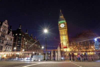 London Must-See Attractions Walking Tour with a Guide - Getting Started at the Gandhi Statue and Finding Your Pace