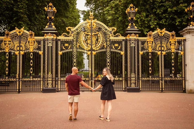 London: Private Couples Photography Session with Landmarks - Transportation: the one thing you’ll handle yourself