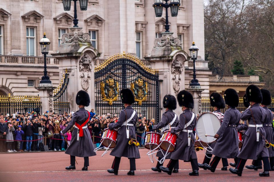 London: Private Guided Tour of Top Highlights by Car - The 9-hour full day: Tower of London reserved entry plus the British Museum