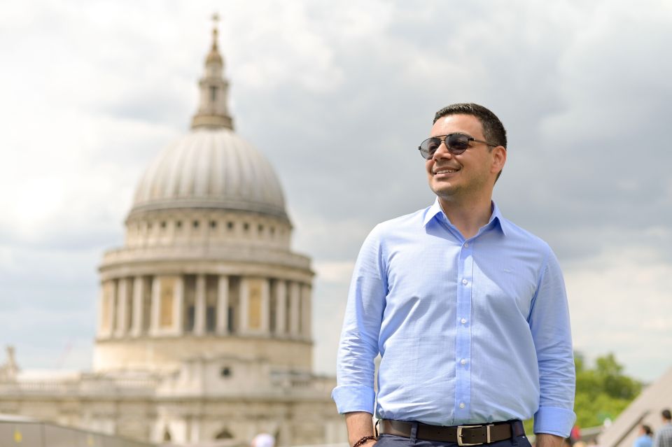 London: Professional Private Photoshoot and Edited Photos - How the Posing Tips Actually Help (Instead of Feeling Awkward)