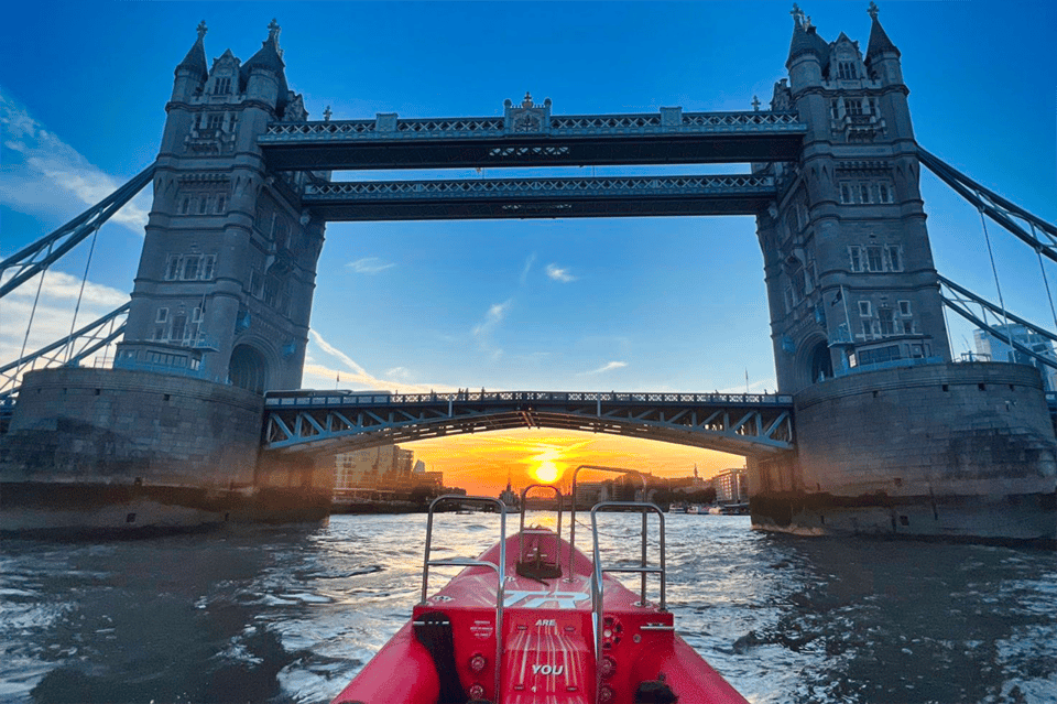 London: River Thames Sunset Speedboat Experience with Drink - Meeting at Thames Rockets: boarding under the London Eye
