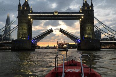 London: River Thames Sunset Speedboat Experience with Drink - The speedboat itself: 880 bhp, 35 mph, and the hold-on feeling