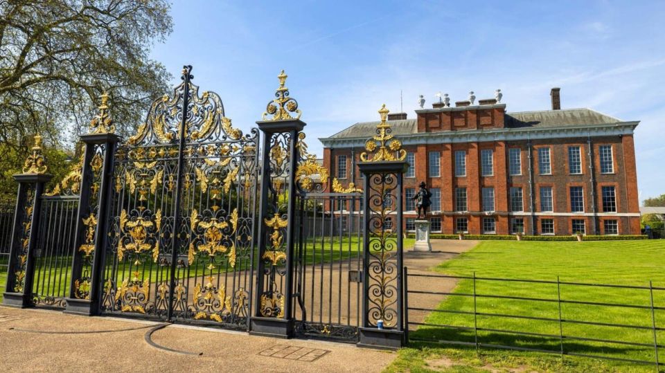 London: Royal Kensington Guided Walking Tour - The museum corridor option: V&A, Natural History, and Science Museum area