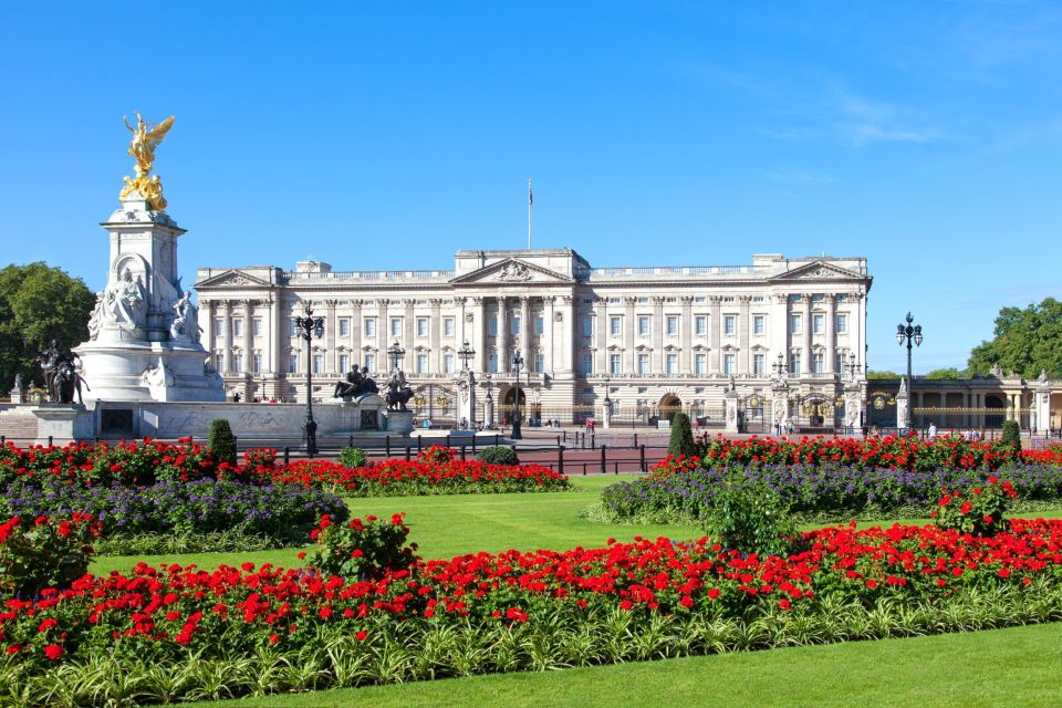 London Royal Tour - Buckingham Palace Entry - 12 guests 2,5h - Green Park and the Queen Victoria Memorial: a calmer stretch with purpose