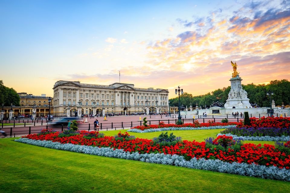 London: Royal Tour with Afternoon Tea at the Rubens - Languages and listening comfort: audio headsets plus translations