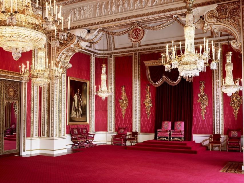 London: Royal Walking Tour and Buckingham Palace Audio Tour - Getting started at St James Square (and not missing the meeting)