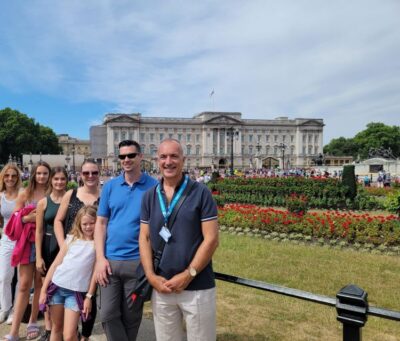London: Royal Walking Tour and Buckingham Palace Audio Tour - Stroll from St James Park to The Mall: a royal route with stories attached