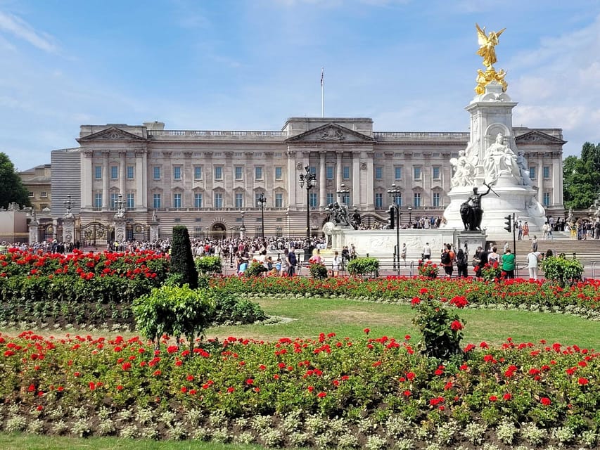 London: Royal Walking Tour with Guard Change & Royal Mews - The Guard Change moment: timing and what to plan for