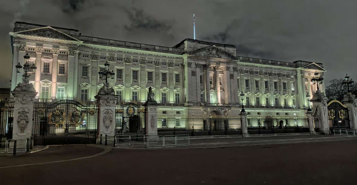London : Royal Westminster By Night Walking Tour - St James’s Palace and the gas-lit stroll by the park