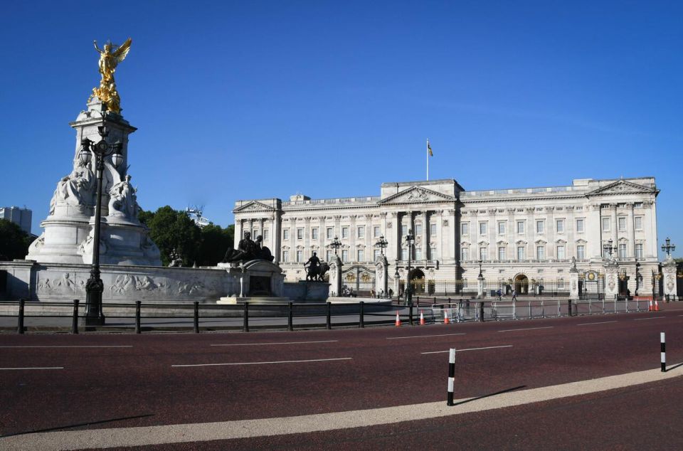 London: Sherlock Holmes Museum & Westminster Walking Tour - Buckingham Palace to Trafalgar Square: photo stops with real context