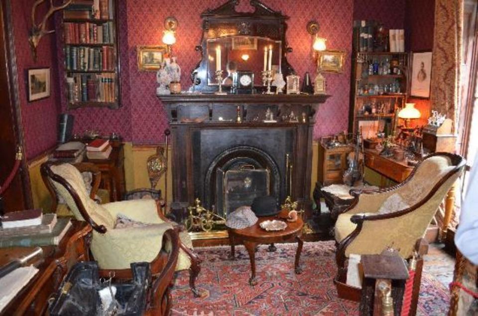 London: Sherlock Holmes Museum & Westminster Walking Tour - Small group energy and guide storytelling: what actually makes it enjoyable