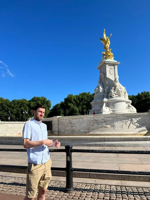London: Sightseeing Tour - in clear, slow English - Buckingham Palace Changing of the Guard: the main show with real context