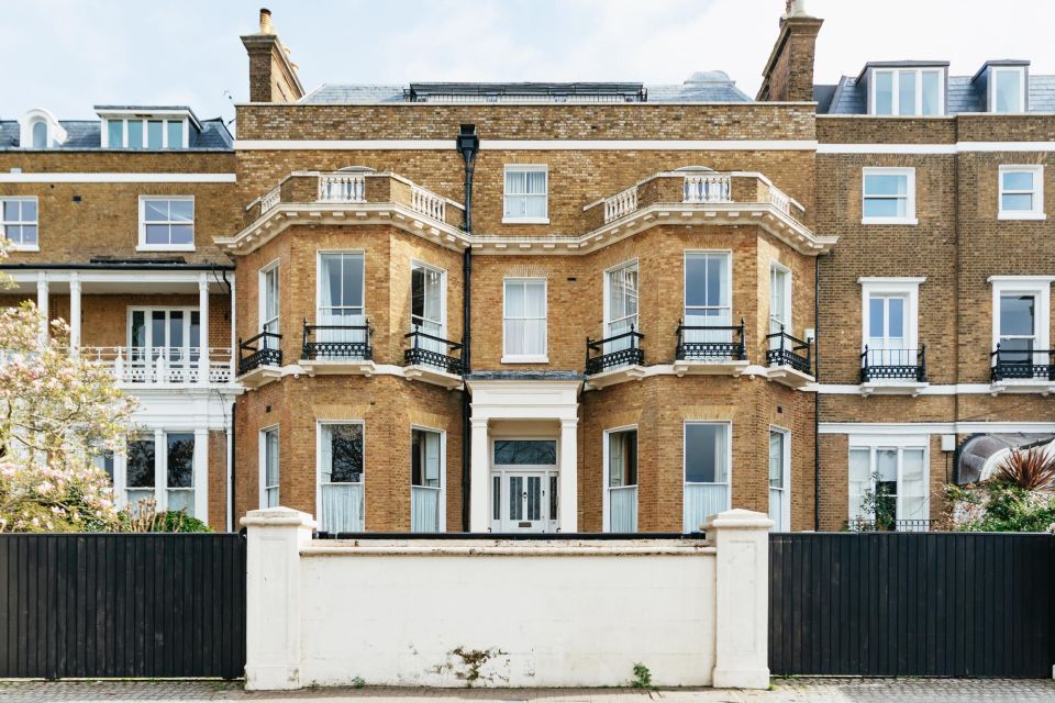 London: The Birthplace of The Rolling Stones Private Tour - Richmond’s Station Hotel and the places they lived, hung out, and found fans